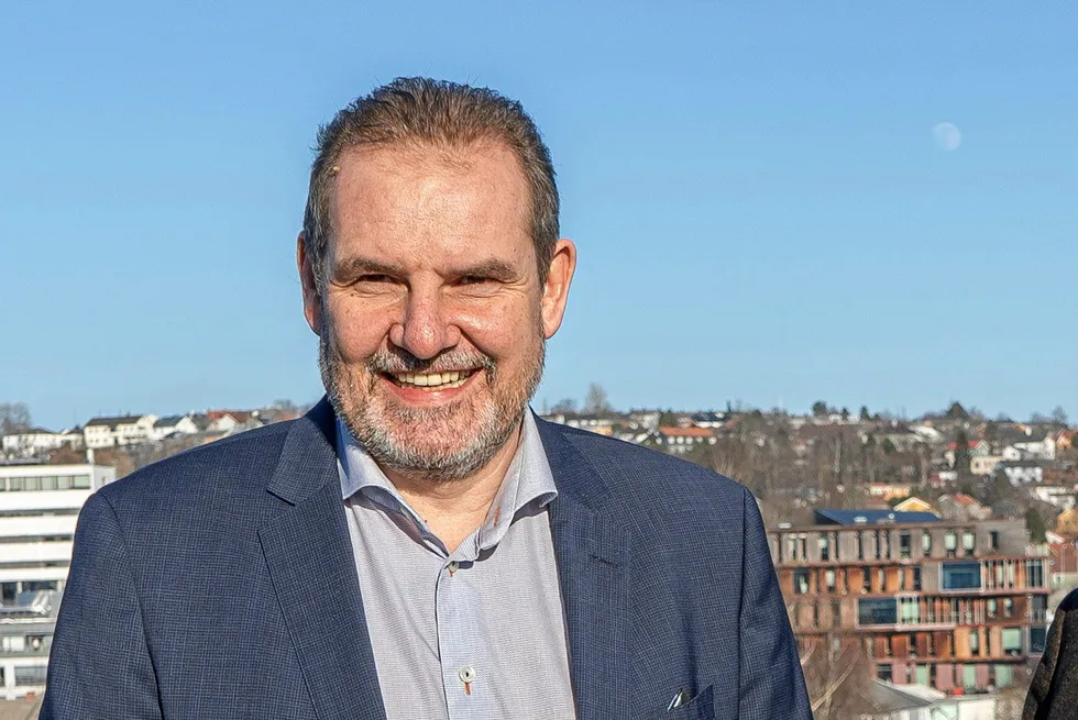 I fjor måtte konsernsjef Ståle Gjersvold regnskapsføre store gevinster på urealiserte kraftavtaler. I år gir de samme langsiktige avtalene et minus i regnskapet. Derfor faller det regnskapsførte overskuddet etter skatt i Trønderenergi med 80 prosent.