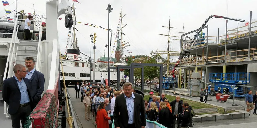 PEILING: Fiskeriminister Harald Tom Nesvik har peiling på fisk. Her ankommer han «Brennholm» for å delta på Sildefest.Foto: Kjersti Sandvik