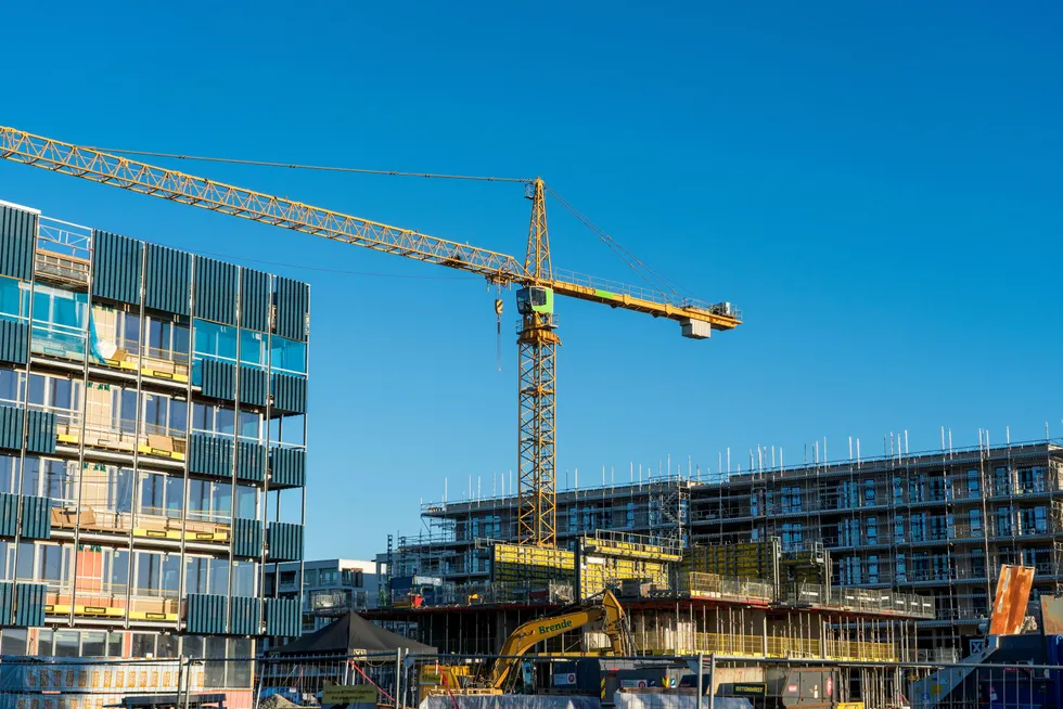 Byggekranene står stille i store deler av landet. Nå vil kommunalministeren vite hvordan man kan få fart på boligbyggingen.