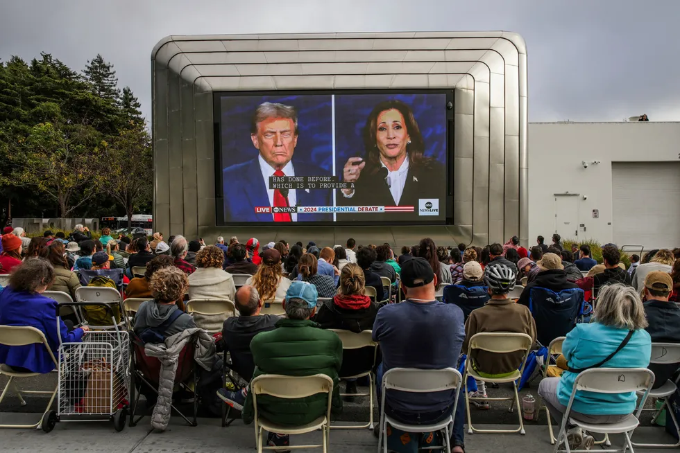 Folk sitter utenfor Berkeley Art Museum i Berkeley, California for å se på debatten mellom presidentkandidatene Donald Trump og Kamala Harris.