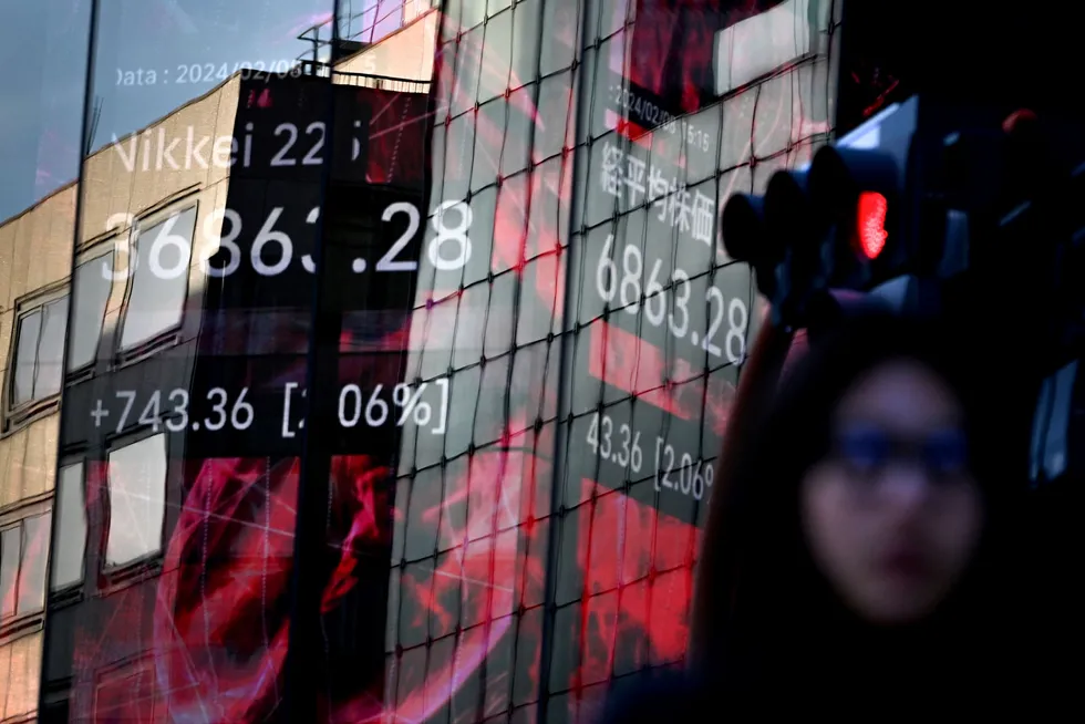 Nikkei-indeksen ved Tokyo-børsen er på det høyeste nivået på 34 år og rekorden fra 1980-tallets siste handelsdag kan bli knust. Japanske industriselskaper leverer rekordresultater. Ansatte kan se frem til et historisk lønnsoppgjør.