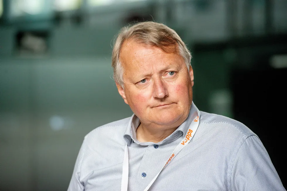 Rune Bjerke tok nylig over som styreleder i Hydro, og var allerede med i styret da det bestemte å delvis se bort fra regjeringens nye retningslinjer for bonus. – Styret forholder seg til allerede inngåtte avtaler for eksisterende konsernledere, sier han til DN.