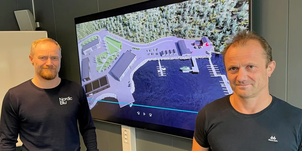 Geir (t.v.) og Ørjan Wenberg framfor planskisse for Wenberg Innovation Park.