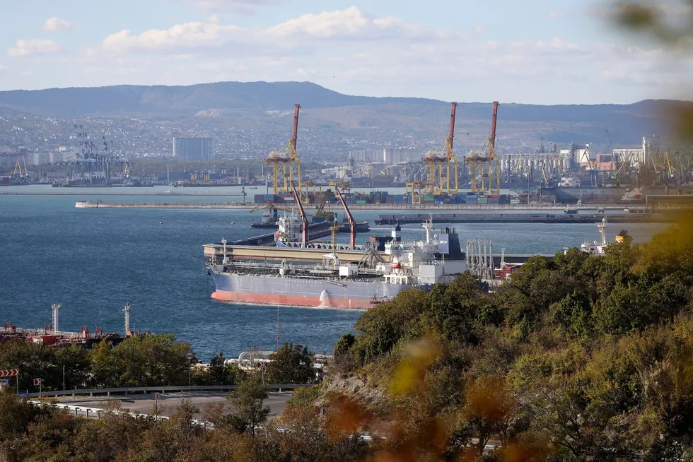 I pakken inngår blant annet importforbud for russisk aluminium og tiltak mot flere skip i den såkalte skyggeflåten. Her er en oljetanker i Novorossijsk i 2022.