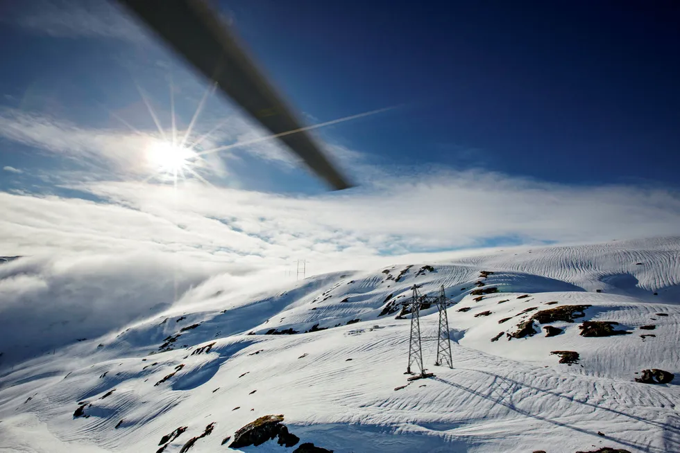Når kulden setter inn blir utgiftene til strøm en større del av nordmenns forbruk. Her kraftmast på Hardangervidda.