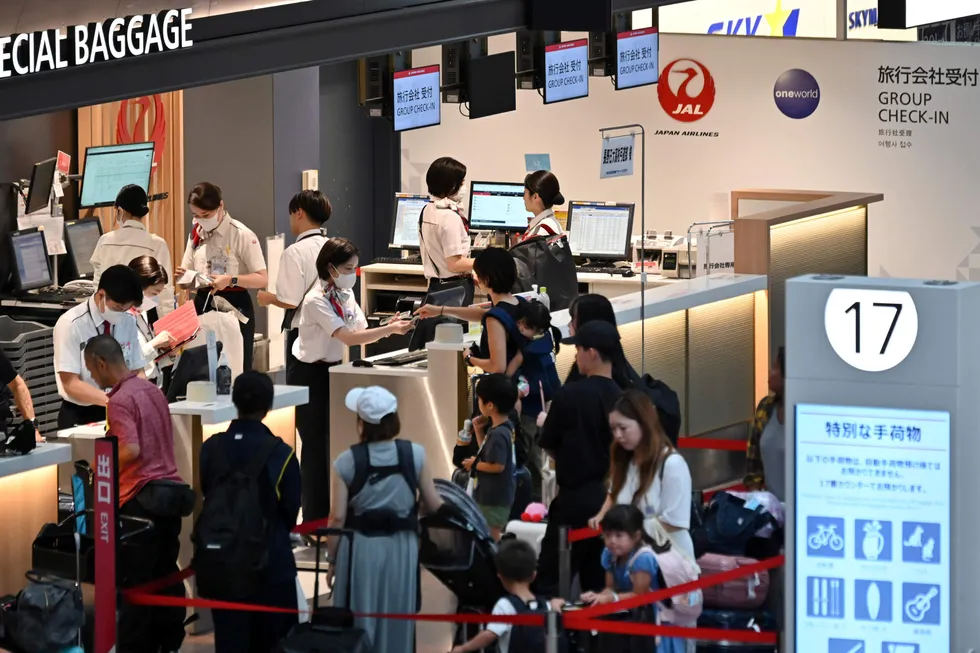 Det er høy aktivitet i den japanske økonomien. Utenlandske turister er tilbake og de store eksportlokomotivene sørger for vekst. Japanske forbrukere holder igjen. Her fra Haneda Airport i Tokyo.