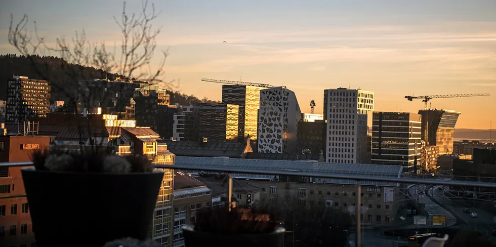 NVE foreslår ny vekting som gjør bygninger med fjernvarme kommer bedre ut av energimerkeordningen. Men energikarakteren vil fortsatt favorisere oppvarming med strøm.