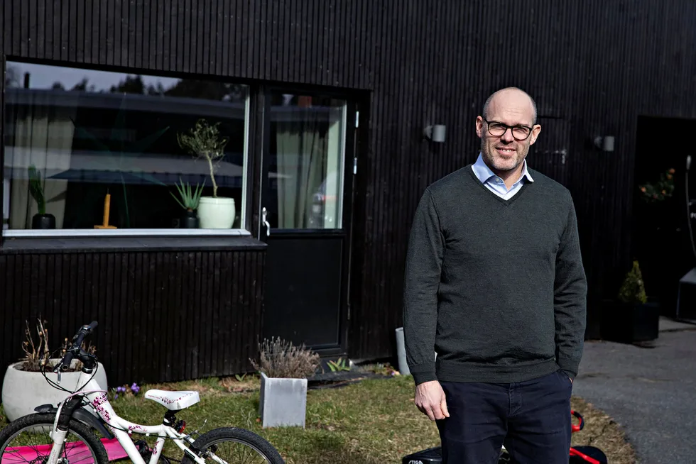 Advokat og bostyrer Kristoffer Aasebø advarer fra sitt hjemmekontor på Høvik utenfor Oslo tingrettene mot å åpne konkurs i selskaper som er blitt illikvide som følge av koronapandemien. – Det har de ikke lov til, mener han.