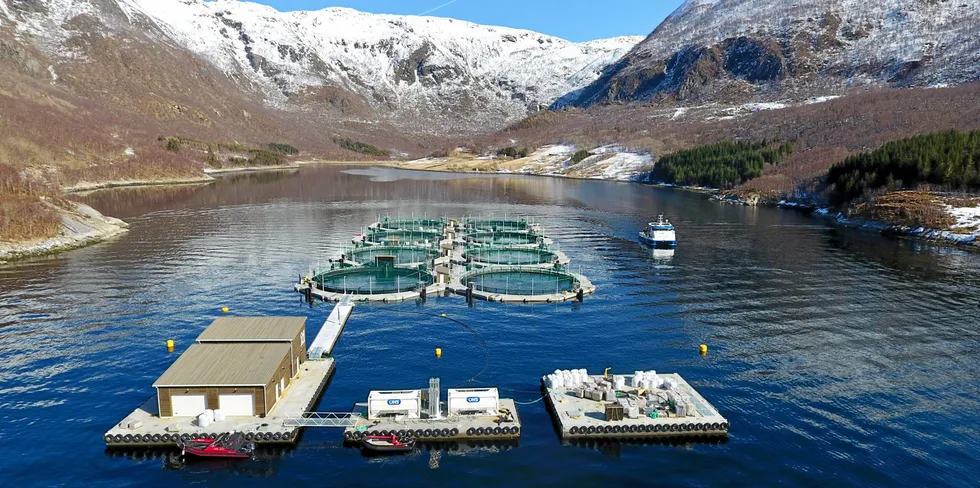 Akvafuture på Sør-Helgeland satser på lukkede anlegg i sjø. Lukkede merder løser flere av miljøutfordringene laksenæringen sliter med.