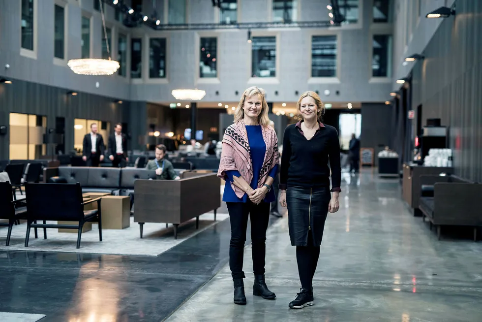 Administrerende direktør i NHO reiseliv Kristin Krohn Devold (til venstre) står sammen med sin kommunikasjonsdirektør Merete Habberstad inne i Clarion Hotel Air på Sola, et av rogalandshotellene som var ferdig akkurat da oljemarkedet sviktet. Foto: Tommy Ellingsen