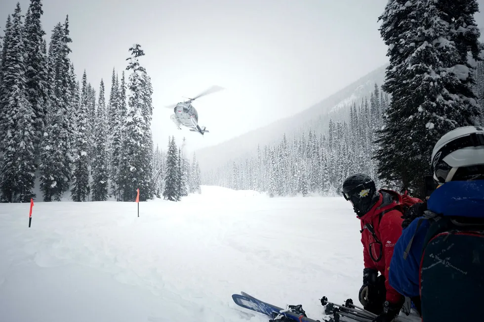 Ved et fjellvann 1500 meter over havet lander helikopteret fra Selkirk Tangiers for å plukke med seg skituristene opp til fjells igjen. Heliskiing er en populær sport i Revelstoke i Canada, men får refs av miljøforkjempere. Foto: Jacob Trumpy