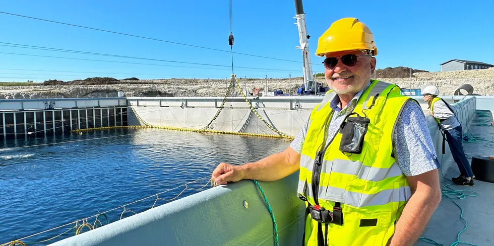 Her er den første laksen fra Andfjord Salmon i ferd med å klargjøres for henting til slakting. Grunnlegger Roy Pettersen følger spent med.