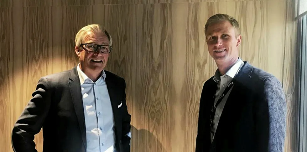Nicolai Dirdal, tidligere styreleder i Energibygg AS (til venstre), sammen med Dag Vidar Kvernbråten, regiondirektør i Region Oslo Service i Bravida Norge (til høyre), ved overtakelsen av virksomheten.