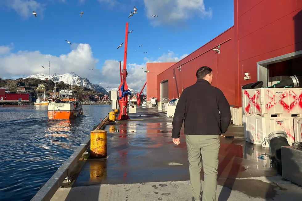 Rudi Stensvold viser hvor de har bygget ut kai og anlegg. De bygget blant annet på for å frigjøre plass til fraktebåter.