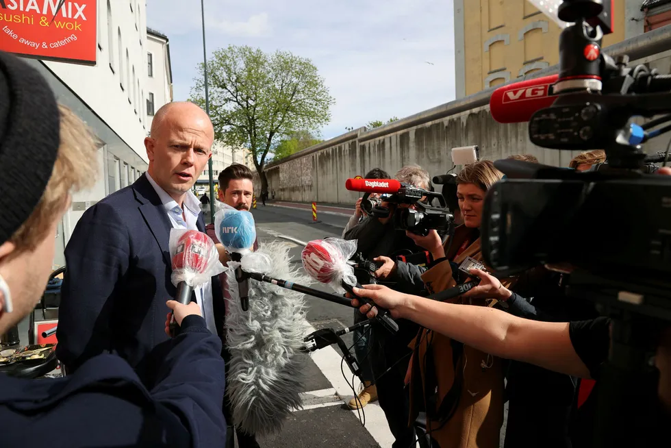 Tom Hagens forsvarer, advokat Svein Holden, sier hans klient har sendt en kodet melding.