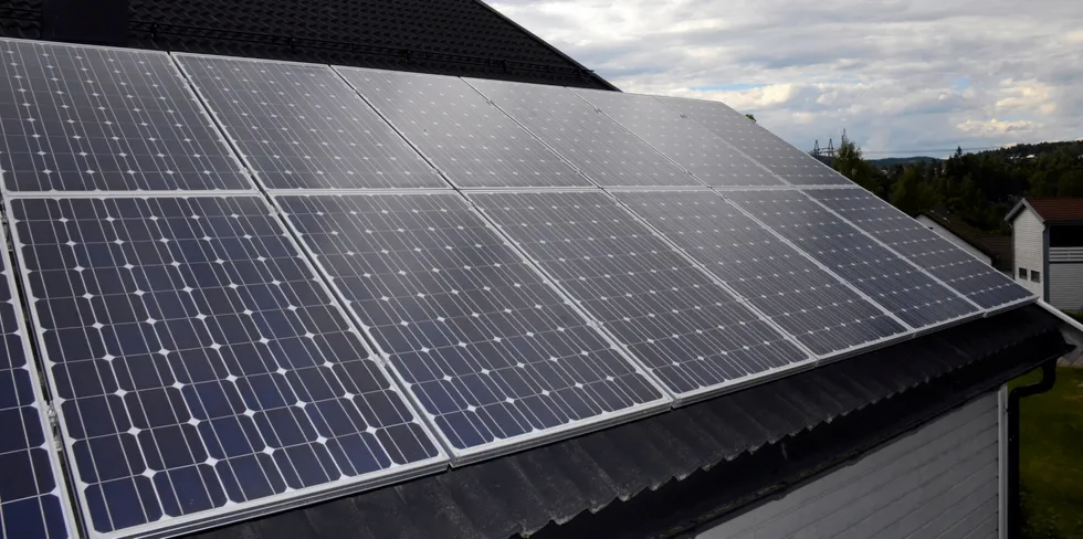 Mange har etterlyst batteristøtte i forbindelse med lokalprodusert solenergi. Nå legger enda flere aktører press på Enova.