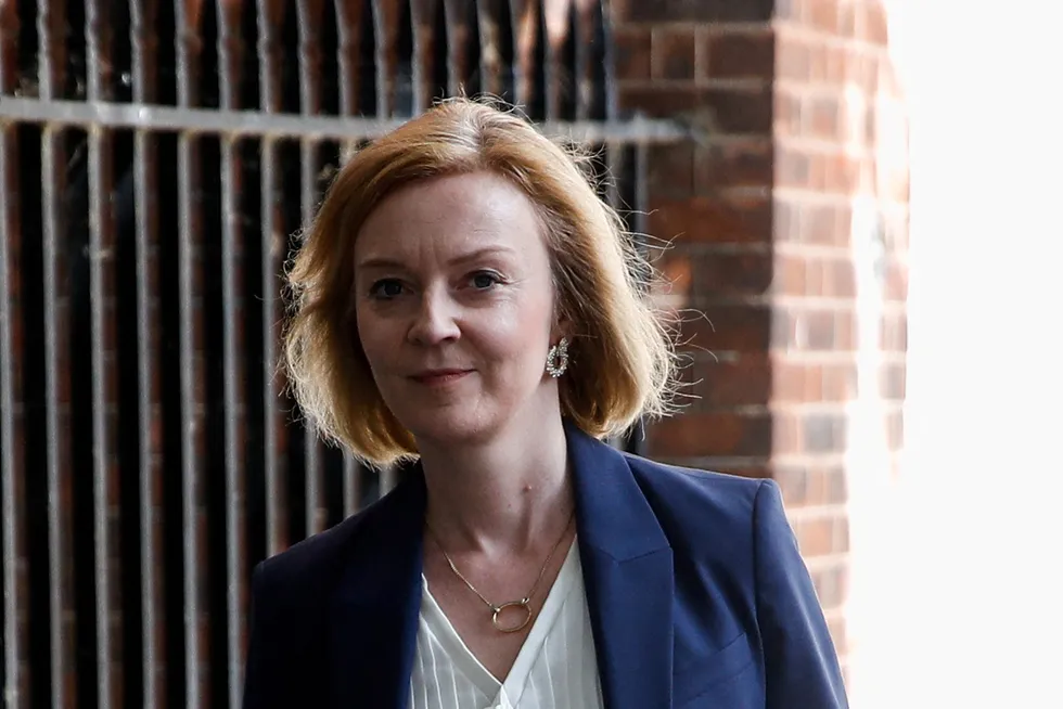 Liz Truss i «Thatcher-drakt». Nå vil hun kopiere politikken til sitt forbilde.