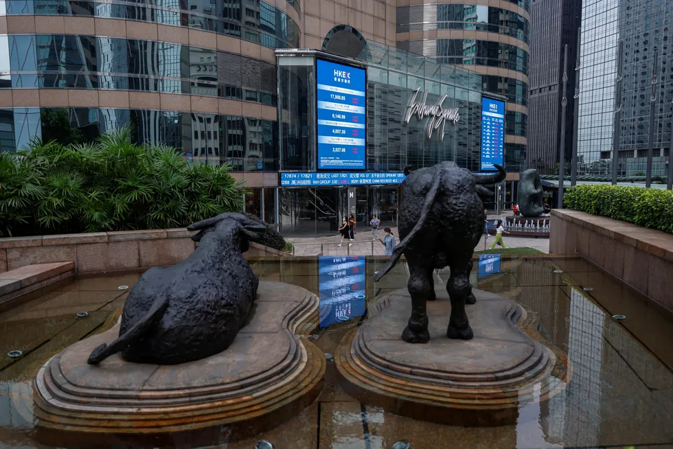 Kinesiske investorer flokker til Hongkong-børsen. Hang Seng-indeksen har steget med over 20 prosent hittil i 2025. Her fra Exchange Square i Hongkong.