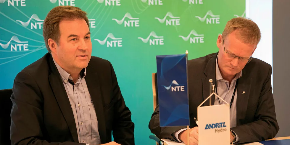 Administrerende direktør i Andritz Hydro Norge og Sverige, Kjetil Toverud (t.v.), sier de har sendt et par varsler om force majeure, men ønsker å holde prosjekter i gang. Her med Kenneth Brandsås i NTE i forbindelse med signering av en kontrakt i 2018.