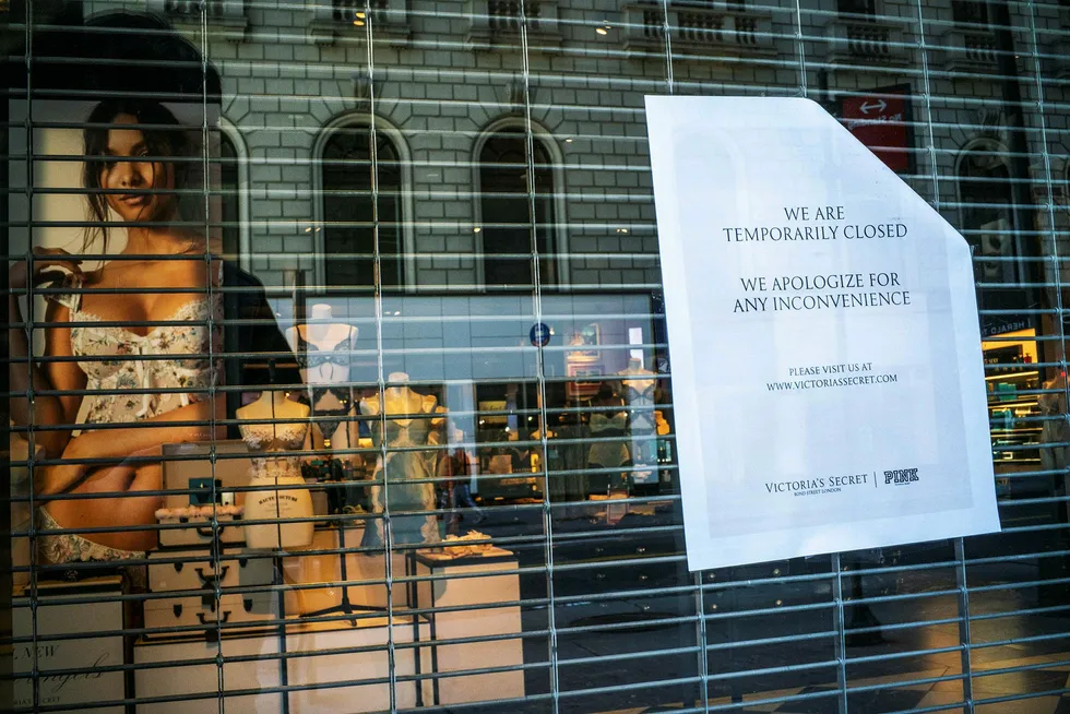 Eksklusivt undertøy fra Victoria's Secret frister ikke lenger oppkjøperne. Her fra en koronastengt butikk i New York.