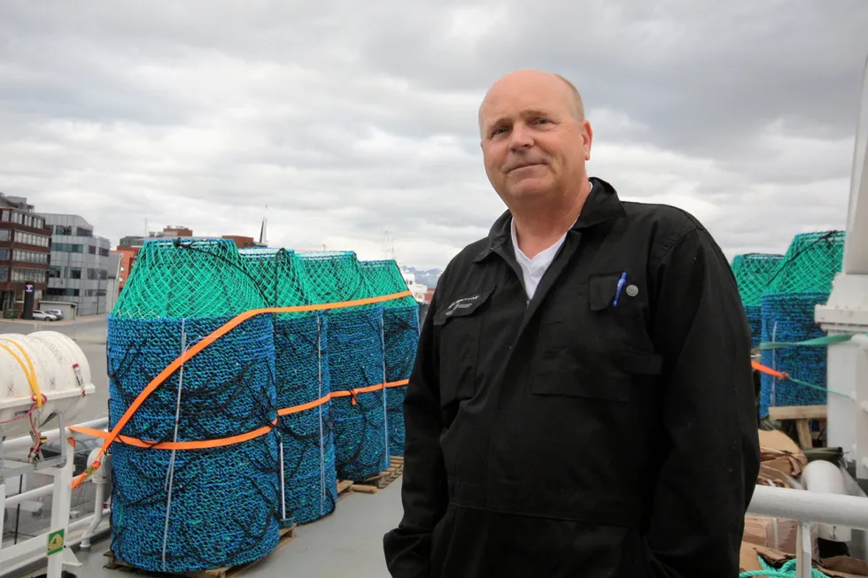 Reder John Olav Økland i Ocean Venture har tre snøkrabbebåter med tillatelse, her foran noen av de 6000 teinene om bord på «Prowess».