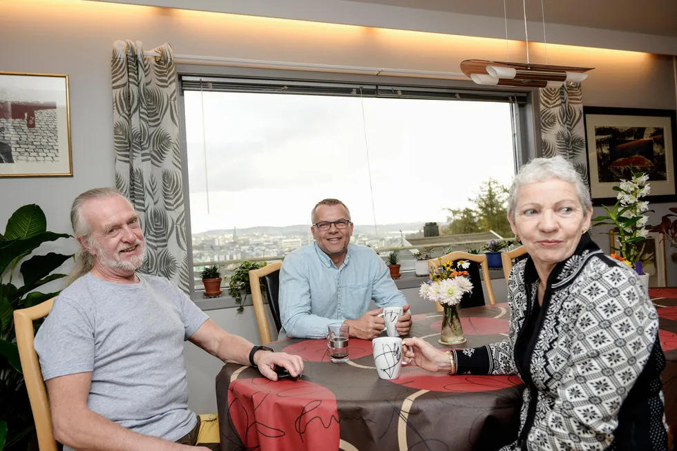 Jørn Heimstad (til venstre) og kona Wenche Waal Heimstad med nevøen Rune i midten avbildet i forbindelse med at de i 2017 vant gaselleprisen. Nå møtes de stadig i retten nok en gang.