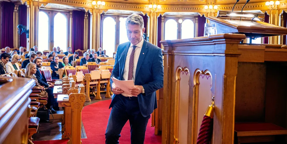 Terje Aasland sier at produksjonen på Fosen kan opprettholdes. Han utdyper ikke hvorfor konsesjonen fortsatt er gyldig, men slår bare fast at slik er det.