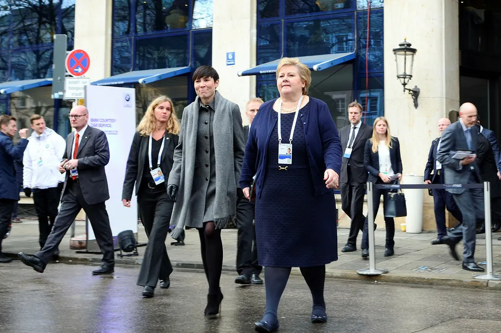 - Vi har et sterkt kart for å bygge opp norsk forsvarsevne framover, sier statsminister Erna Solberg, her sammen med forsvarsminister Ine Eriksen Søreide på sikkerhetskonferansen i München Foto: Johan Falnes/Scanpix