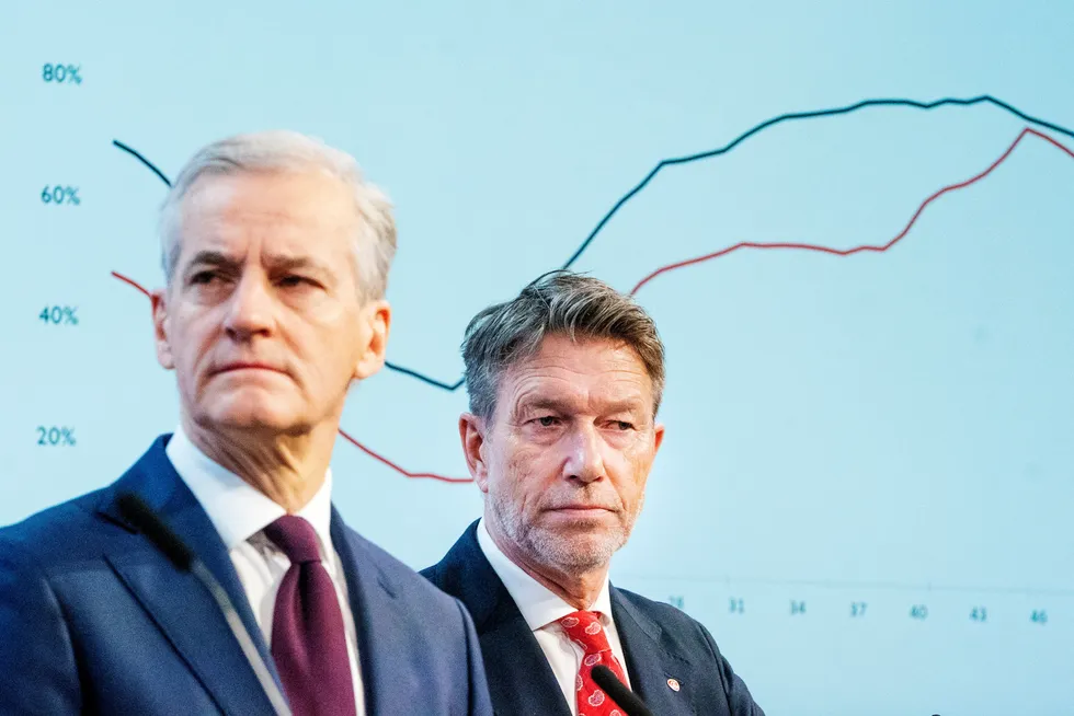 Statsminister Jonas Gahr Støre og olje- og energiminister Terje Aasland på pressekonferansen der de orienterer om tiltak for å bedre forsyningssikkerheten for kraft.
