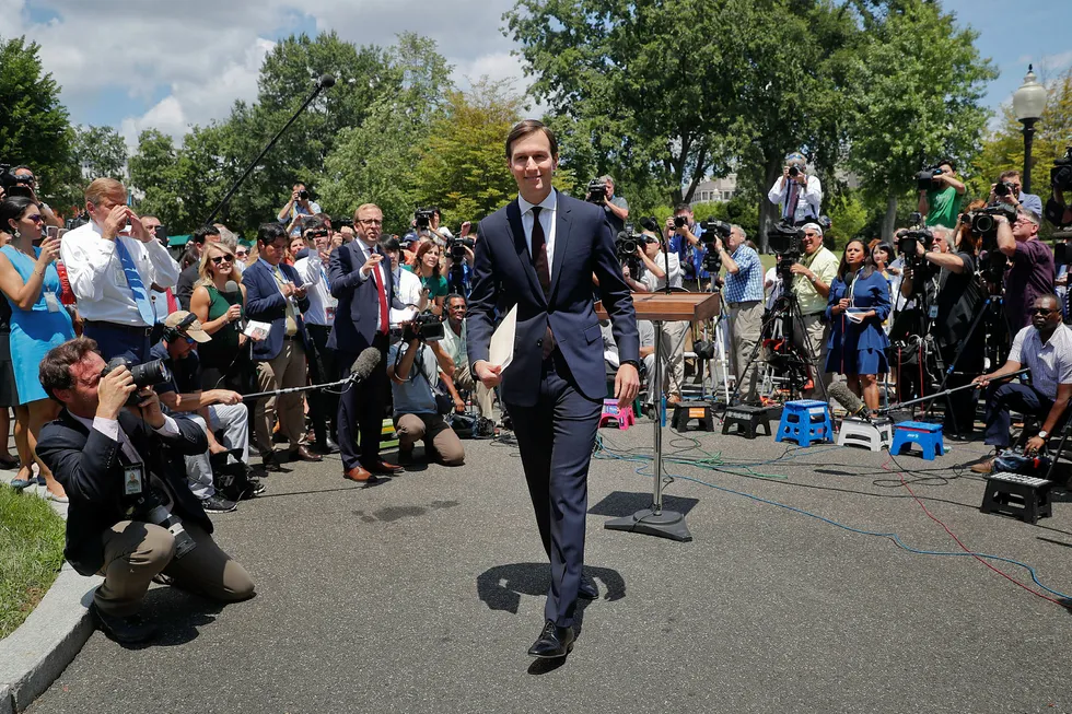 Donald Trumps svigersønn og rådgiver Jared Kushner forlater podiet etter å ha snakket til reportere utenfor Det hvite hus, etter en lukket høring i senatet mandag. Foto: Pablo Martinez Monsivais