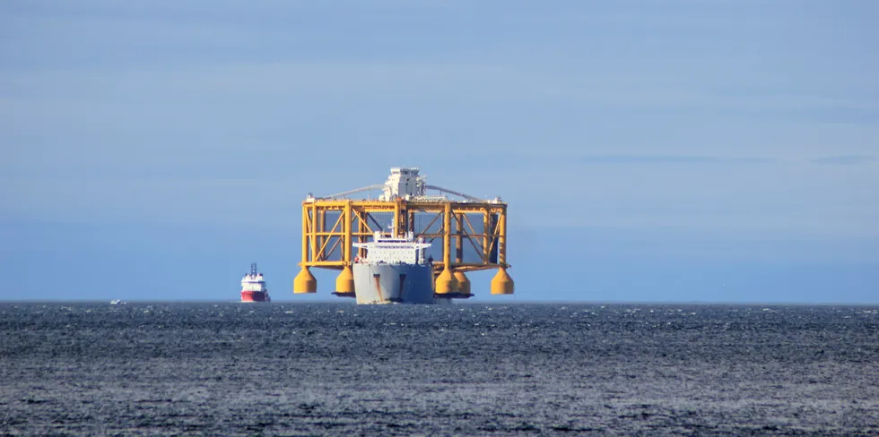 Ny teknologi underveis. Her kommer Salmars havmær Ocean Farm 1 til Trøndelag.