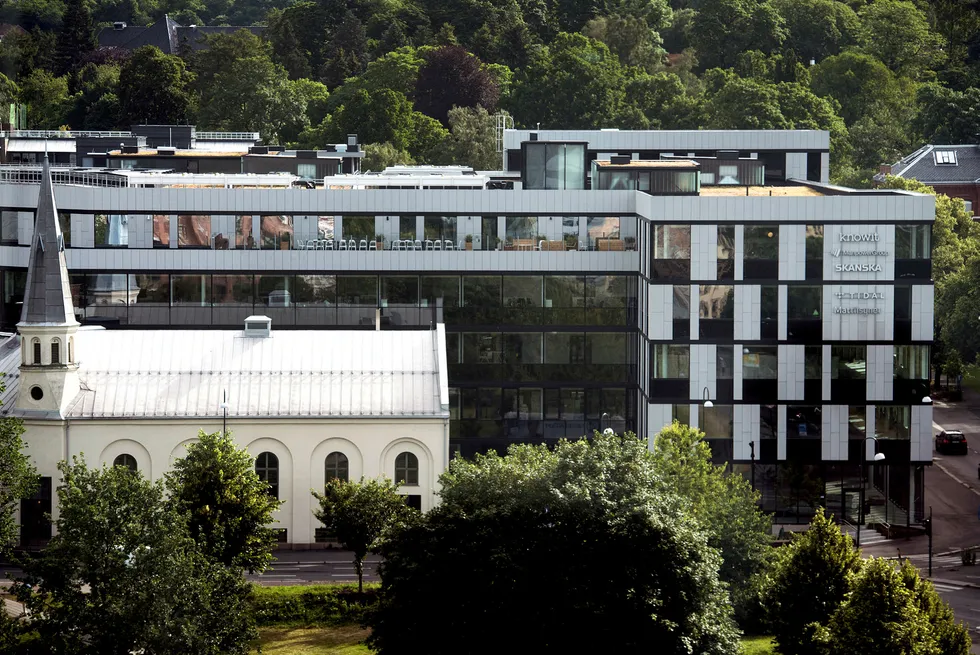 Skanska selger seg ut av Sundt-kvartalet ved Akerselva som rommer selskapets eget hovedkontor og Tidal. Kirken i forgrunnen inngår ikke i transaksjonen. Foto: Per Ståle Bugjerde