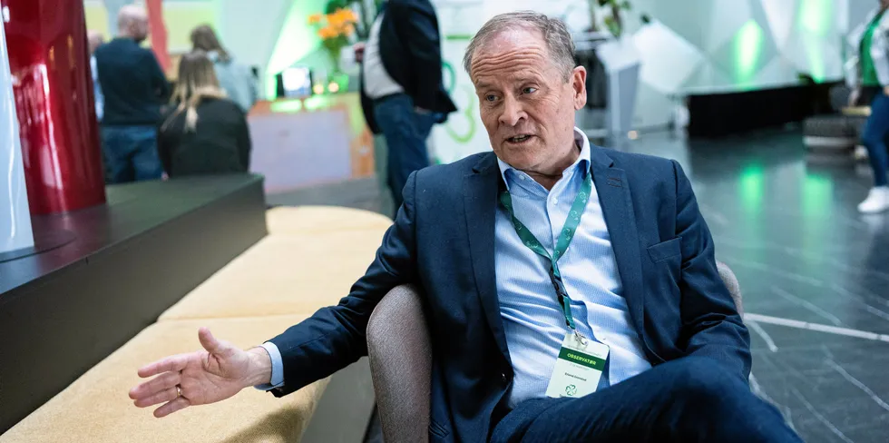 Ifølge statssekretær Erlend Grimstad (Sp) i Finansdepartementet står kraftprodusentene fritt til å selge strømmen rimelig gjennom de såkalte «Vestre-avtalene» som gjør fastprisavtaler tilgjengelig for alle bedrifter.