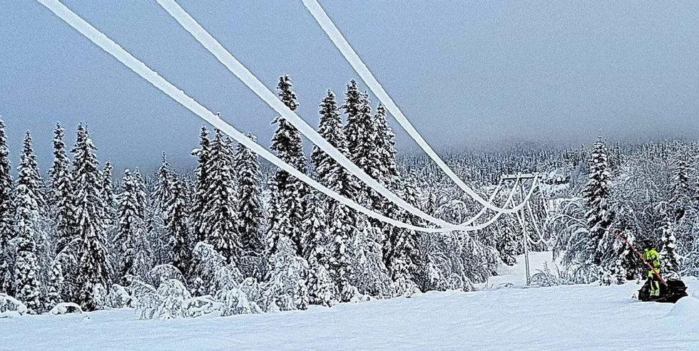 Linea fjerner snø på kraftlinjer.