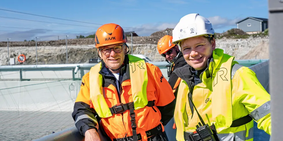 Fra v. Roger Mosand (styreleder) og Martin Rasmussen (administrerende direktør) i Andfjord Salmon under smoltutsettet i juni i 2022.