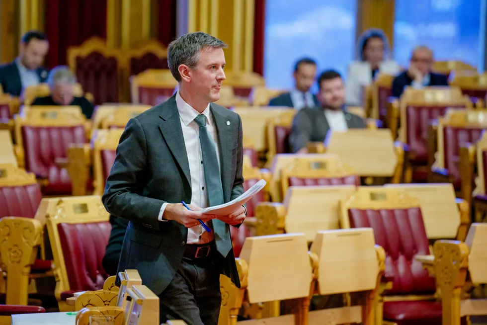 Kommunal- og distriktsminister Erling Sande (Sp) sier at også staten må prioritere strengere.