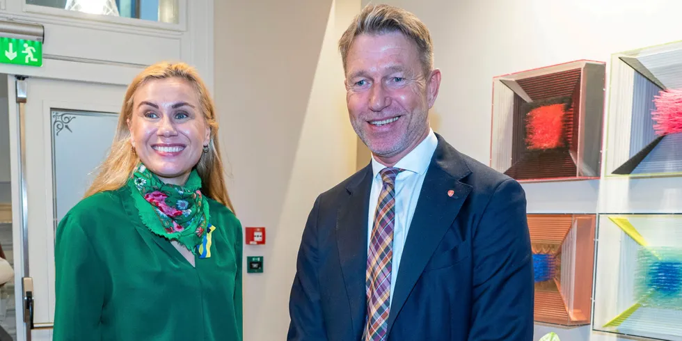 EUs energikommissær Kadri Simson er tydelig på at gassmarkedet i EU må roes ned. Her møter hun olje- og energiminister Terje Aasland (Ap) i Oslo torsdag.