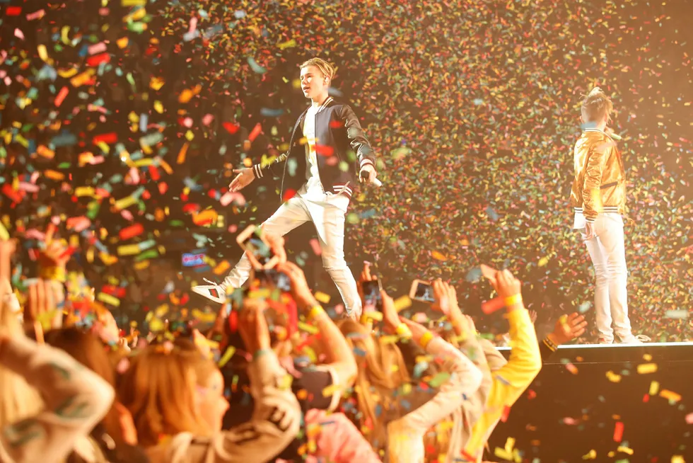 Marcus & Martinus på scenen under en konsert i Oslo Spektrum i februar i år. Filmen om livene til 16-åringene er solgt til utlandet for 15 millioner kroner. Foto: Terje Bendiksby/NTB Scanpix