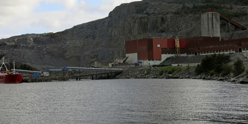 REPPARFJORDEN: Slam fra de gamle deponihaugene spres fortsatt i hele den innerste delen av Repparfjorden. Rundt 20 cm ned er det en knallhard skorpe av kobber og jernokdsyd som knyttes avfallet fra 1970-tallet.
