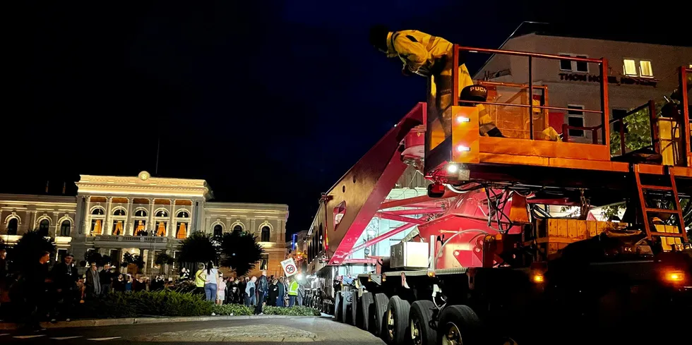 Totalt veide transporten gjennom Skien 440 tonn, og av dette utgjorde transformatoren 241 tonn.