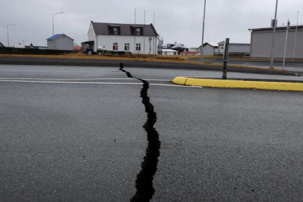 Bildet fra lørdag viser sprekker i veien nær politistasjonen i Grindavik på Island.
