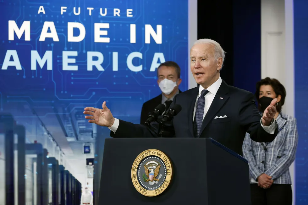 USA, Japan, Kina og EU ønsker å bli selvforsynt med databrikker. Det investeres rekordbeløp i nye fabrikker over hele verden. Her fra et toppmøte i Washington, DC i januar hvor president Joe Biden frontet et amerikansk forsøk på å produsere mer i USA med Intels toppsjef Patrick Gelsinger (i bakgrunnen) blant deltakerne.