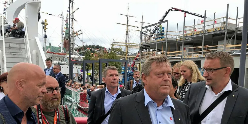 BER OM SVAR: SV ber fiskeriminister Harald Tom Nesvik (Frp) svare hva han vil gjøre for å forsikre om at ikke selskaper tømmer badebehandlingsvann mot lus i reke- og gytefelt for fisk.Foto: Kjersti Sandvik