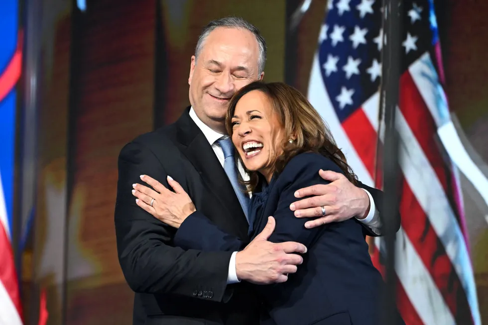 USAs visepresident og demokratisk presidentkandidat Kamala Harris sto sammen med sin mann Douglas Emhoff på scenen etter å ha talt på den fjerde og siste dagen av demokratenes landsmøte i Chicago.