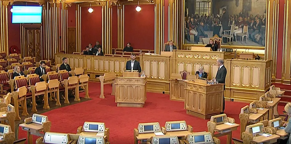 Rødt-leder Bjørnar Moxnes argumenterte i Stortinget om et topris-system på strøm, men klarte ikke å overbevise statsminister Jonas Gahr Støre.