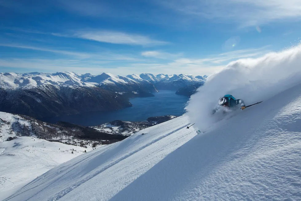I svingens mest intense øyeblikk mister Anne May Slinning utsikten til Storfjorden. Foto: Thomas Kleiven