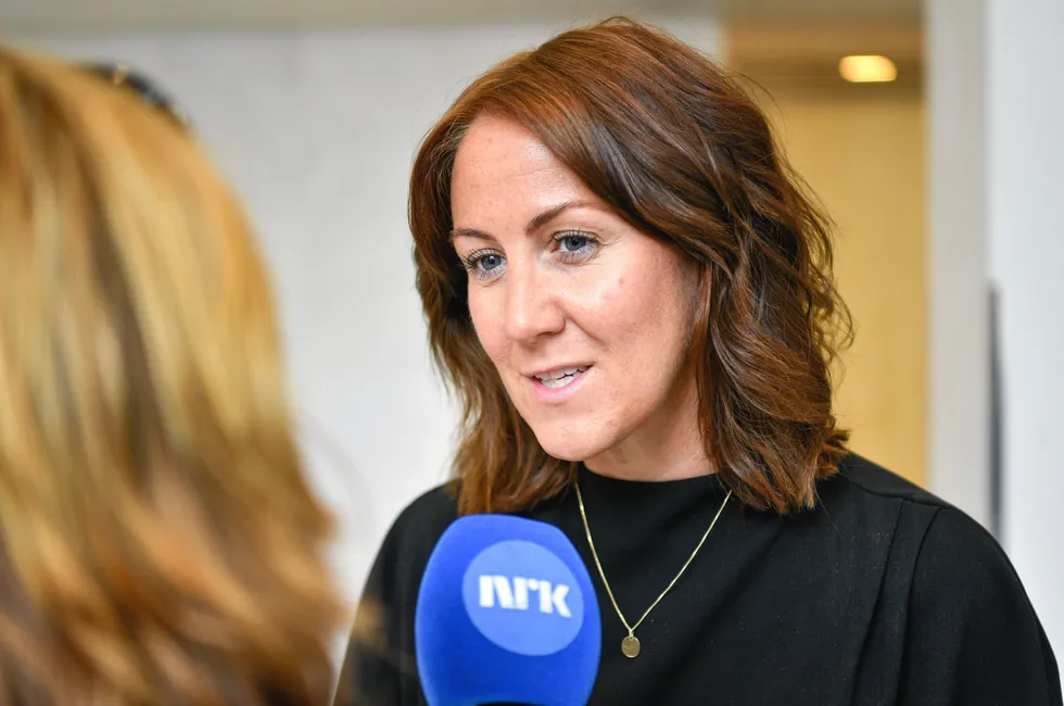 Arbeidsminister Tonje Brenna blir orientert om konsekvensene av streiken i staten søndag kveld.