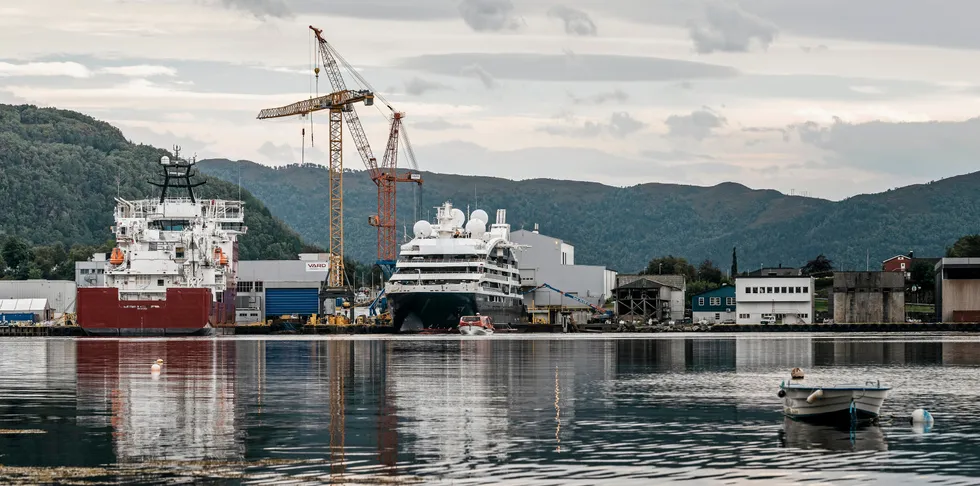 Verftene i det maritime clusteret på Møre sliter med manglende lønnsomhet. De taper første og fremst i priskampen med utenlandske verft. En ny analyse avdekker at hele clusteret ser ut til å ha snudd lønnsomheten oppover. Bildet er fra Vard Group sitt verft på Søviknes i Ålesund.