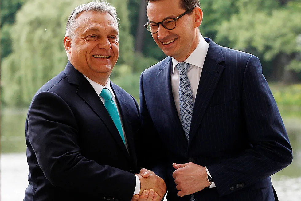 Etter et møte torsdag mellom Polens statsminister Mateusz Morawiecki (til høyre) og Ungarns Viktor Orbán gjentok de trusselen om å blokkere budsjettet.