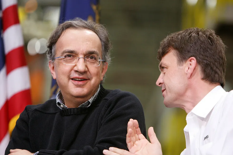 Sergio Marchionne (t.v.) sammen med Mike Manley, som nå har erstattet ham som toppsjef i Fiat Chrysler. Foto: Carlos Osorio/AP Photo